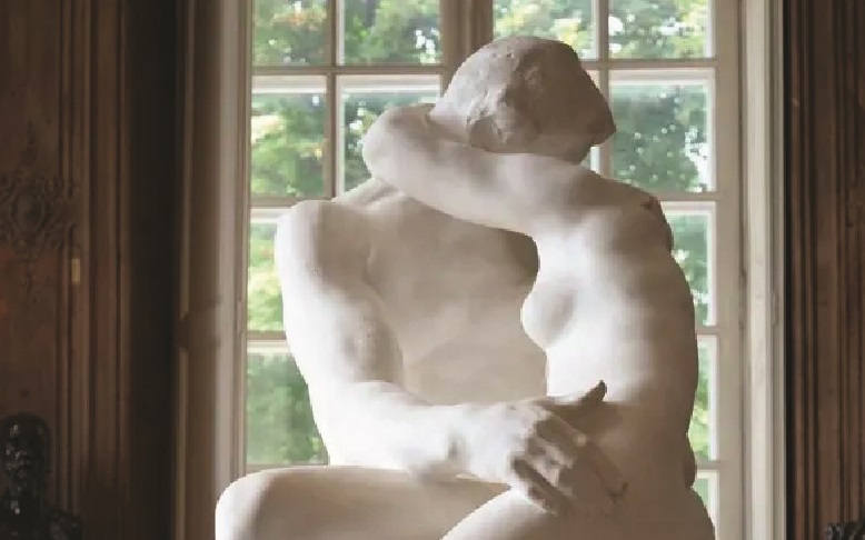 La célèbre sculpture du Baiser de Rodin, symbolisant passion et élégance, capturée dans un cadre lumineux, évoquant l’art de trouver un bien unique et harmonieux avec notre agence de chasse immobilière à Paris