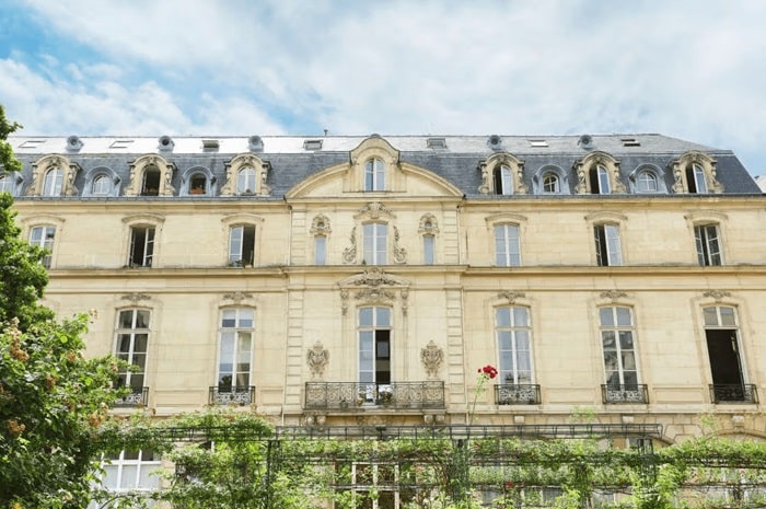 Façade élégante de l’Hôtel du Grand Veneur dans le Marais, cadre d’un appartement de prestige visité par Early Birds