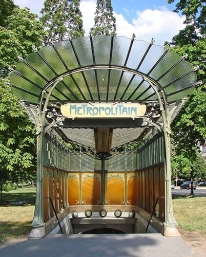 Entrée de métro Art Nouveau à Paris, avec son design emblématique de verre et de fer forgé, typique des stations conçues par Hector Guimard