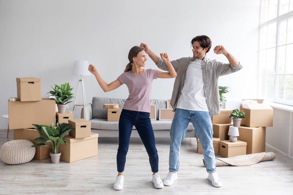couple heureux après achat immobilier déménagement nouvel appartement à Paris