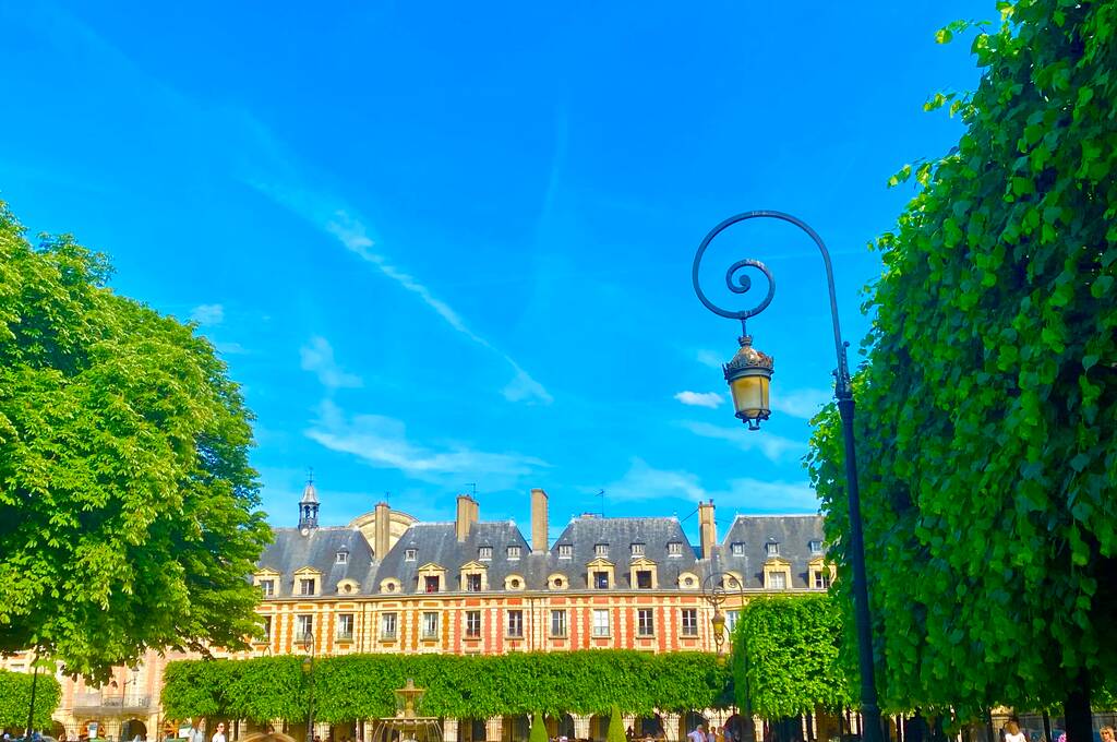 vista charming place des vosges paris