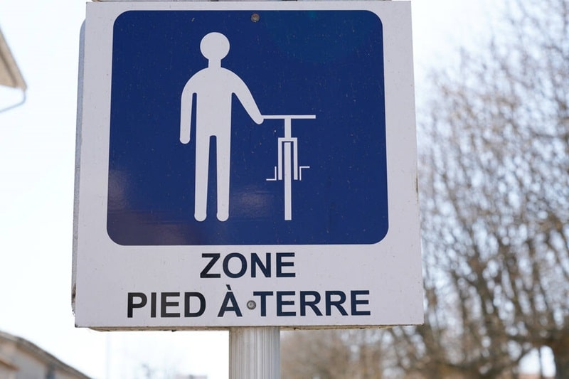 Panneau Zone pied-à-terre, un symbole parfait pour illustrer les services des chasseurs immobiliers spécialisés dans la recherche de pieds-à-terre à Paris et ses environs