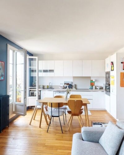 Cuisine ouverte et lumineuse d’un appartement en dernier étage avec balcon à Asnières-sur-Seine, dans le quartier Flachat, proche de la gare et de Bois-Colombes