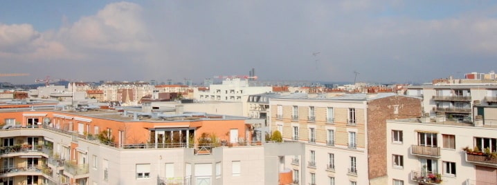 Vue dégagée sur les toits d’Asnières-sur-Seine, mettant en valeur la diversité architecturale du quartier, idéale pour un investissement locatif.