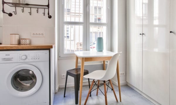 Coin repas lumineux avec table moderne et rangements dans un appartement clé en main pour investissement locatif, quartier Montmartre, Paris 18