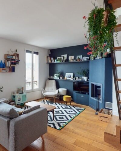 Salon moderne et chaleureux d’une maison de ville située à Sèvres (92), avec une vue dégagée et un agencement élégant.