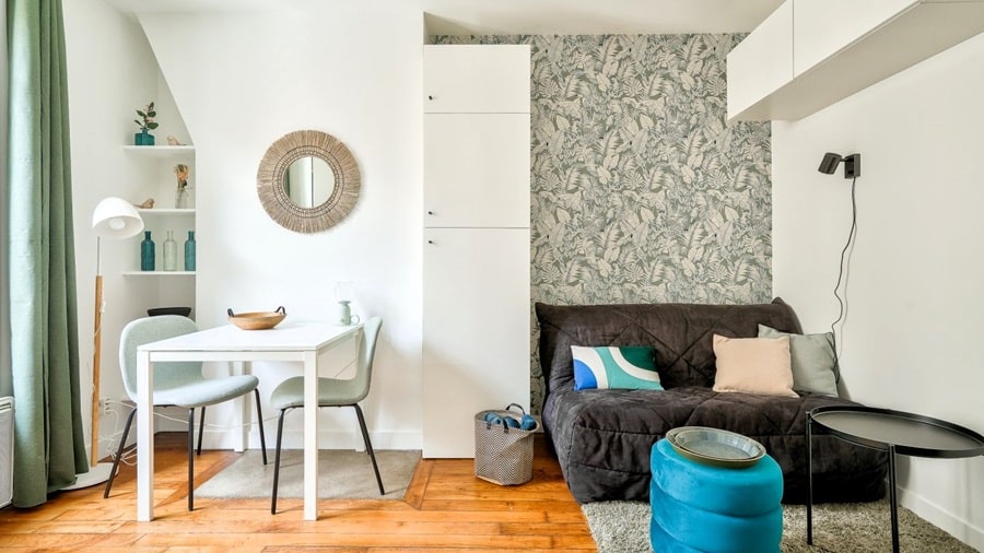 Studio lumineux avec décoration moderne et mur végétal, dans un immeuble élégant à Clichy, idéal pour un investissement locatif clé en main.
