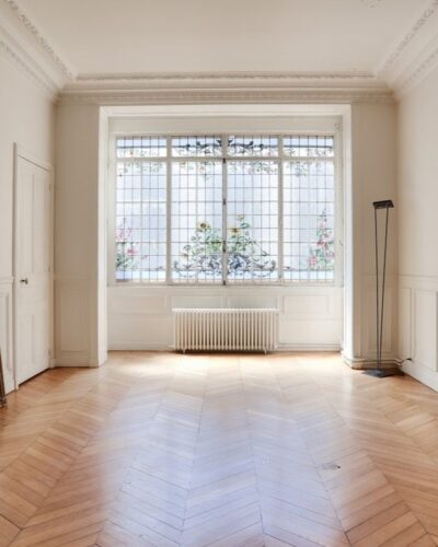 Salon lumineux et élégant d’un appartement haussmannien de 150 m² situé à Neuilly-sur-Seine, quartier Sablons, combinant charme d’époque et raffinement.