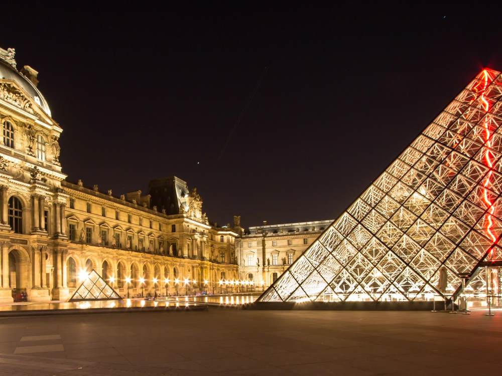 vista pyramide louvre