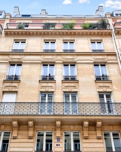 Façade élégante d’un immeuble à Paris abritant un appartement 2 pièces, parfait pour un primo-accédant dans le cadre d’un premier achat immobilier