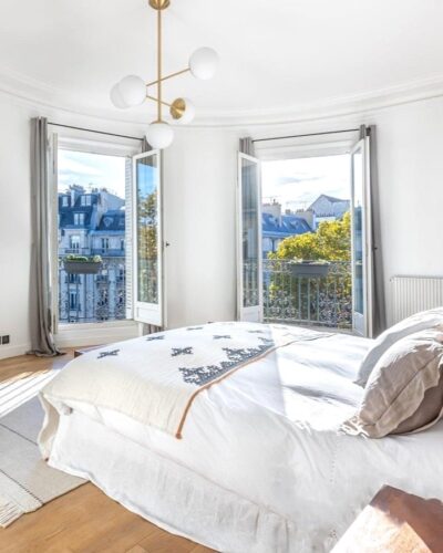 Chambre lumineuse dans un duplex de prestige au dernier étage situé à Paris 8e, proche des Champs-Élysées, offrant une vue exceptionnelle et un design élégant