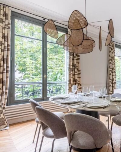 Salle à manger élégante dans un pied-à-terre haut de gamme clé en main situé à Paris 16e, quartier Passy, aménagé avec goût et raffinement