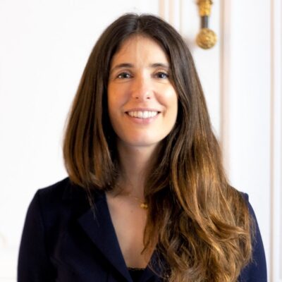 Portrait d'une experte en chasse immobilière à Paris et dans les Hauts-de-Seine, membre de l'équipe Early Birds Paris