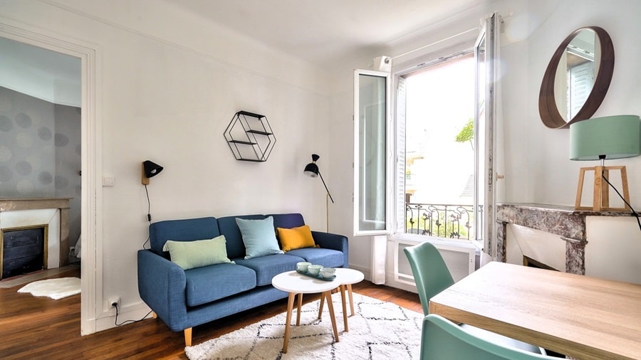 Façade d'un immeuble en briques rouges et blanches au centre-ville de Clichy, idéal pour un investissement locatif. Faites appel à un chasseur immobilier à Paris ou dans les Hauts-de-Seine.