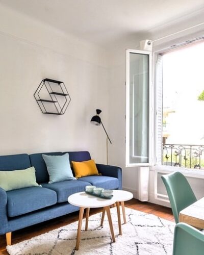 Façade d'un immeuble en briques rouges et blanches au centre-ville de Clichy, idéal pour un investissement locatif. Faites appel à un chasseur immobilier à Paris ou dans les Hauts-de-Seine.