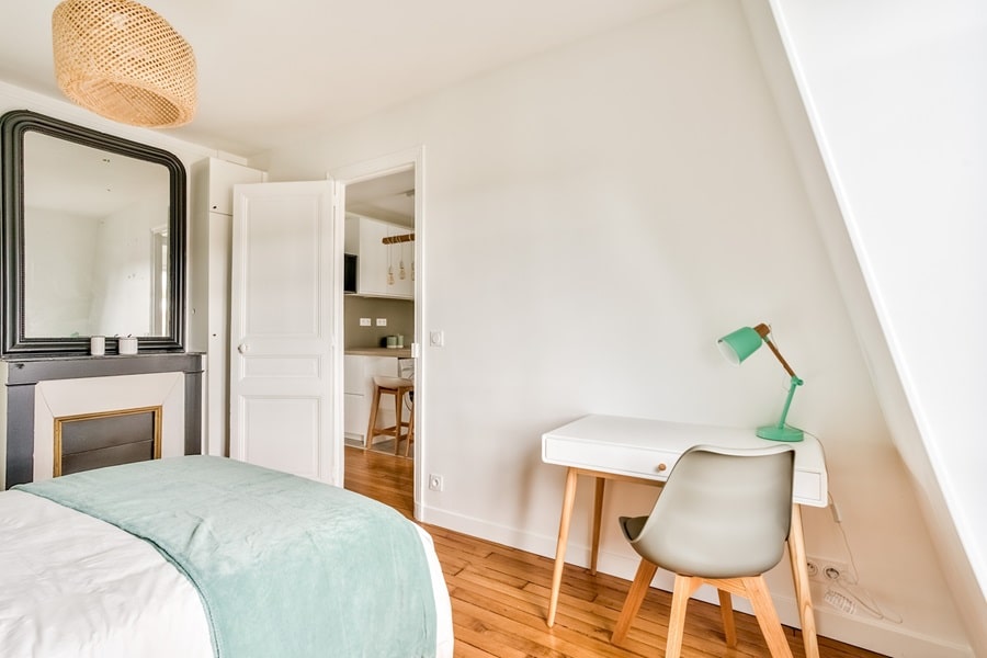Chambre lumineuse et élégante avec papier peint design dans un appartement rénové au dernier étage à Paris 17, Batignolles