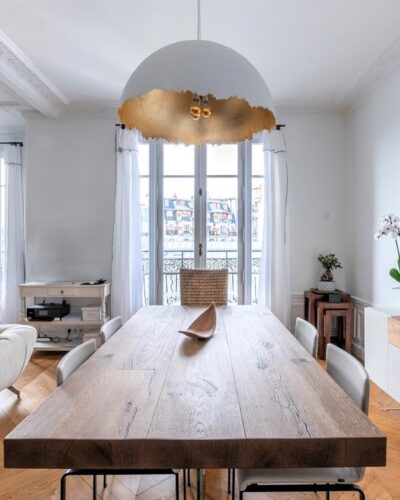 Salle à manger élégante dans un appartement haut de gamme à Paris 15e, sélectionné par nos chasseurs immobiliers experts en biens d’exception.