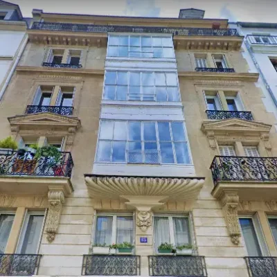 Chasseur immobilier Paris - Façade d’un immeuble haussmannien - Témoignage Hélène et Jean-Charles.
