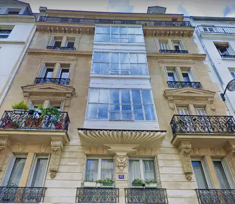Chasseur immobilier Paris - Façade d’un immeuble haussmannien - Témoignage Hélène et Jean-Charles.