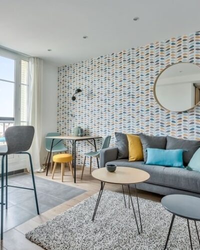 Salon spacieux et décoré avec style dans un appartement lumineux à Colombes, proche de la gare, parfait pour un investissement locatif.