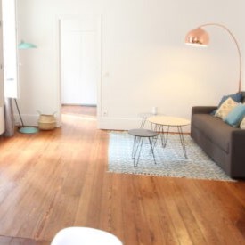 Pièce à vivre spacieuse et lumineuse d'un appartement 2 pièces à Asnières, proche du métro, mis en avant par Early Birds chasseurs immobiliers.