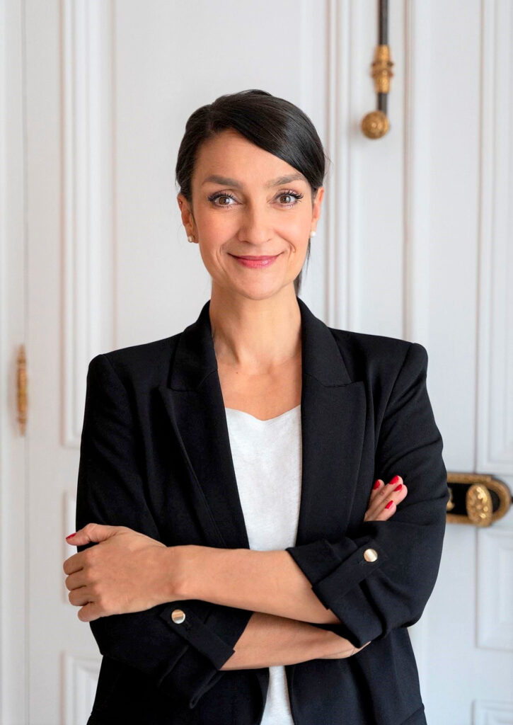 Portrait de Sandra, fondatrice et gérante d’Early Birds Paris, experte en chasse immobilière, offrant un service personnalisé et innovant aux acheteurs à Paris depuis plus de 10 ans