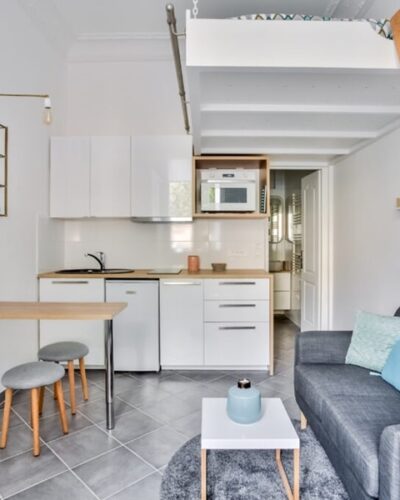 Studio moderne et optimisé aux Allées Gambetta à Clichy (92), réalisé par Early Birds avec un agencement pratique comprenant une mezzanine, une kitchenette, et un espace salon cosy