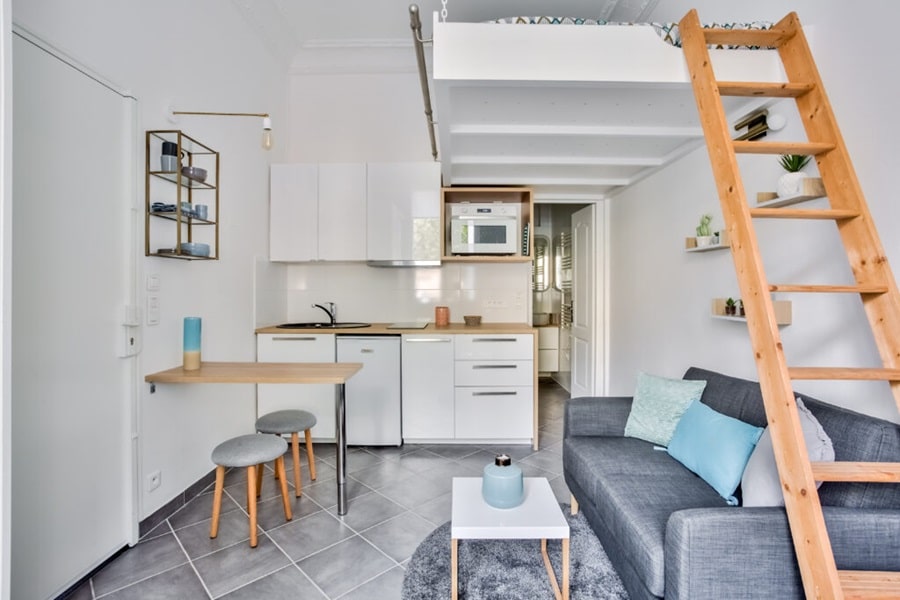 Studio moderne et optimisé aux Allées Gambetta à Clichy (92), réalisé par Early Birds avec un agencement pratique comprenant une mezzanine, une kitchenette, et un espace salon cosy