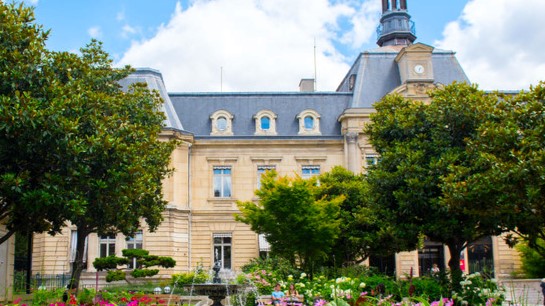 Mairie de Clichy avec jardin public, en plein centre de Clichy.