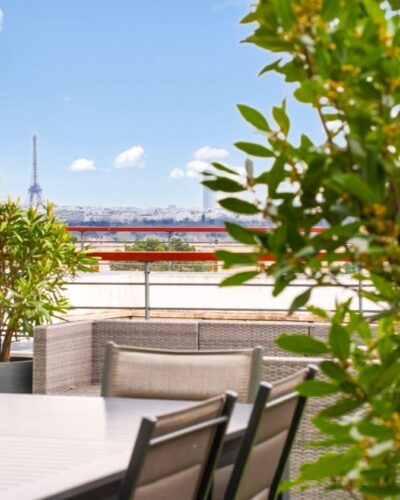 Vue sur Paris et la Tour Eiffel depuis une terrasse haut de gamme à Suresnes, trouvée grâce à nos chasseurs immobiliers spécialisés dans les biens d’exception à Paris et dans les Hauts-de-Seine.
