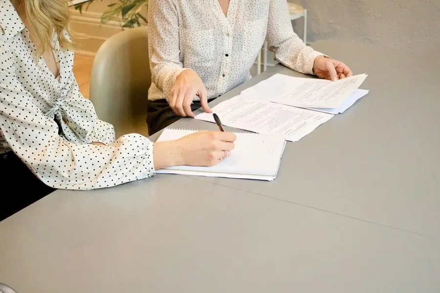 Signature d’un compromis de vente entre particuliers avec un chasseur immobilier à Paris.
