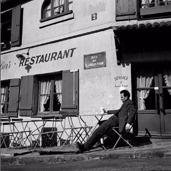 Perspective sur La Maison Rose, un lieu emblématique de Montmartre à Paris 18.