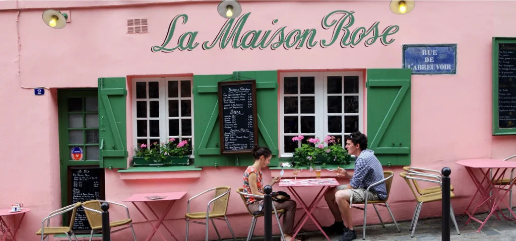 La Maison Rose à Montmartre, Paris 18, un lieu emblématique pour les amateurs de charme parisien.