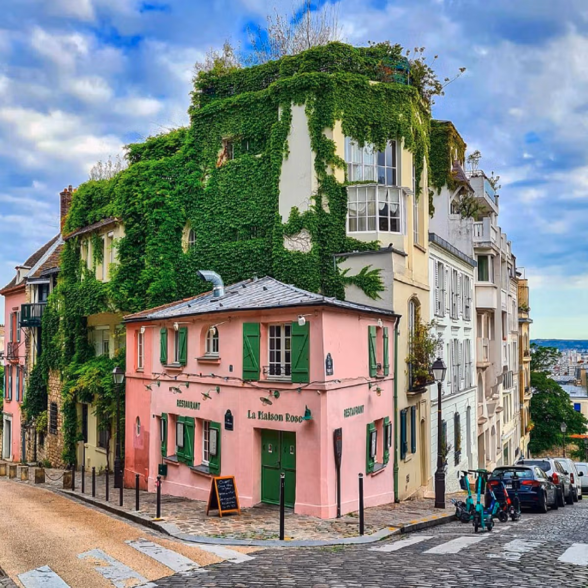 Détail architectural de La Maison Rose à Montmartre, Paris 18.
