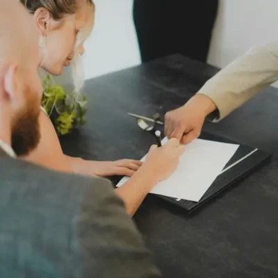 Signature d’un contrat immobilier avec conditions suspensives par un chasseur d’appartement à Paris.