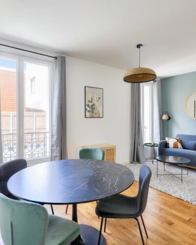 Salon lumineux et moderne dans un appartement rénové à Paris 12, idéal pour un investissement locatif clé en main avec un chasseur immobilier à Paris.