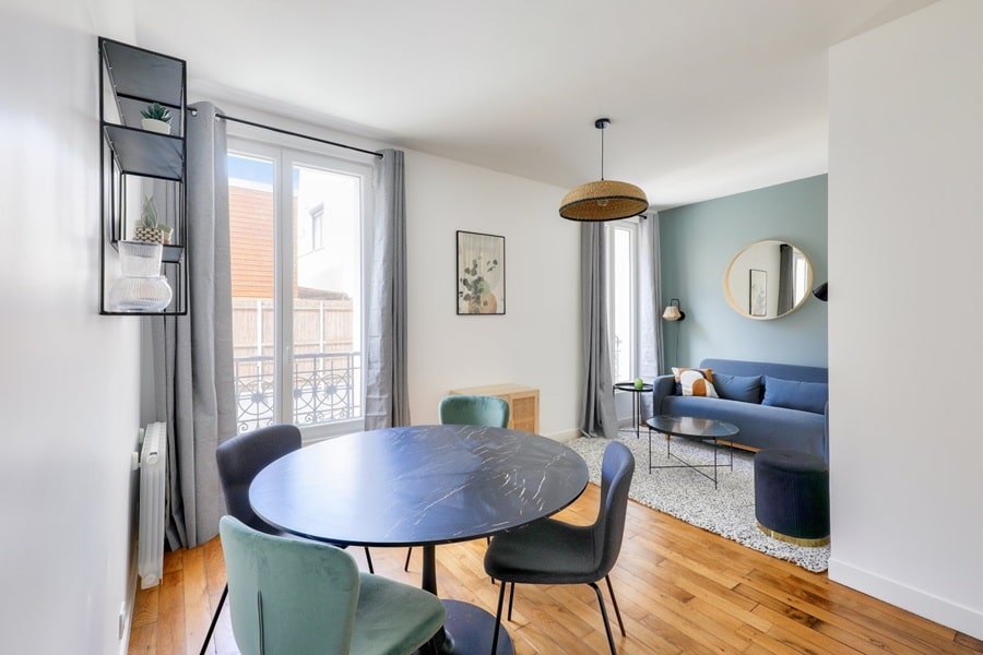 Salon lumineux et moderne dans un appartement rénové à Paris 12, idéal pour un investissement locatif clé en main avec un chasseur immobilier à Paris.