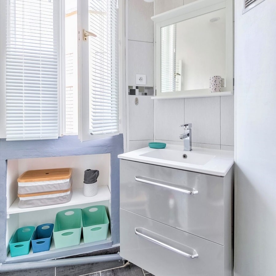 salle de bain moderne et lumineuse dans un studio à bécon les bruyères courbevoie