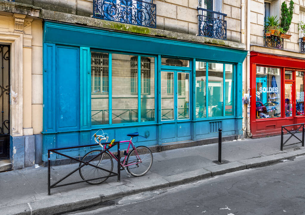 Façade d’une boutique à Paris, idéale pour l’achat d’un local commercial dans un quartier dynamique.