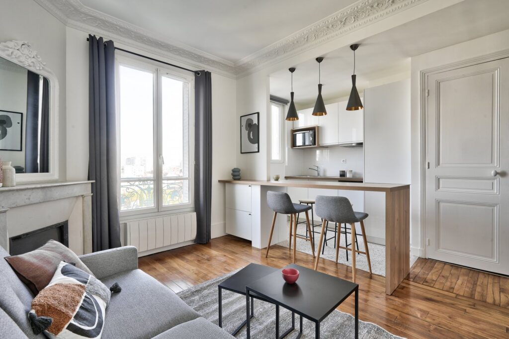 Appartement lumineux à Paris avec potentiel de commercialité, idéal pour un investissement locatif ou une activité professionnelle.