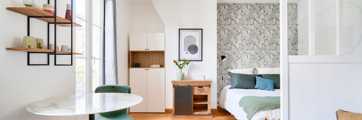 Studio rénové et décoré pour un investissement locatif clé en main à Paris, avec coin nuit et espace repas optimisé.