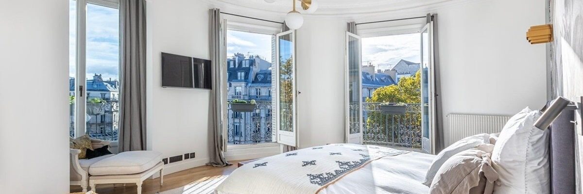 Duplex lumineux au dernier étage à Paris 8, idéal pour l'achat d'un appartement ou d'un pied-à-terre, trouvé grâce à notre service de chasse immobilière