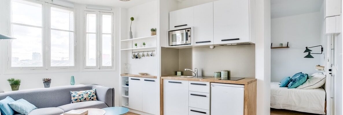Salon lumineux avec cuisine ouverte dans un appartement 2 pièces rénové à Asnières-sur-Seine, proche métro, pour un investissement locatif.
