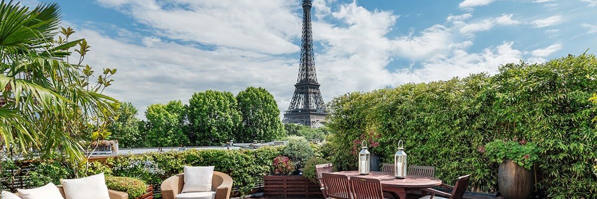 Terrasse de luxe avec vue imprenable sur la Tour Eiffel, idéale pour un pied-à-terre ou l'achat d'un appartement à Paris 7, trouvé grâce à un chasseur immobilier