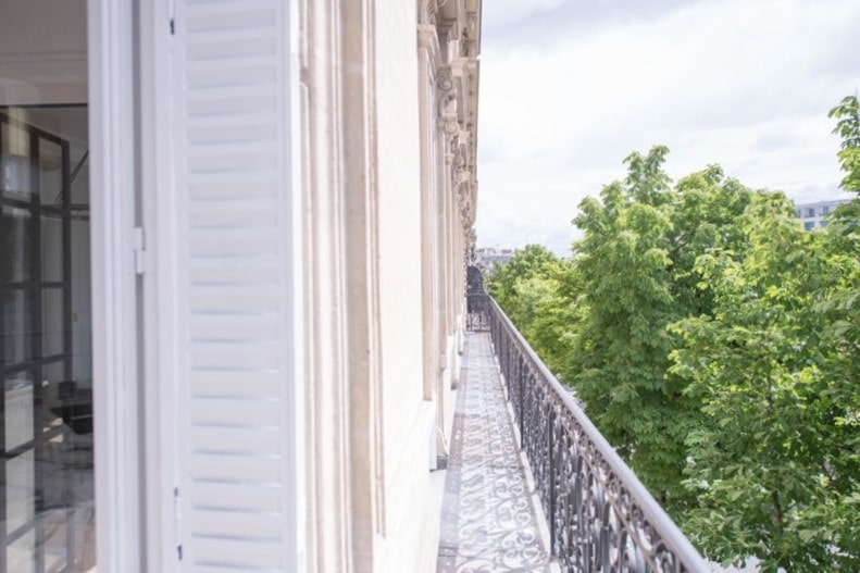 balcon parisien avec vue dégagée un atout pour un pied à terre élégant