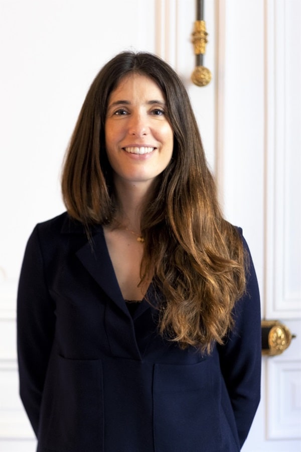 Portrait d'Elise, membre de l'équipe de chasseurs immobiliers d'Early Birds Paris, experte en recherche sur mesure pour les acheteurs à Paris et ses environs