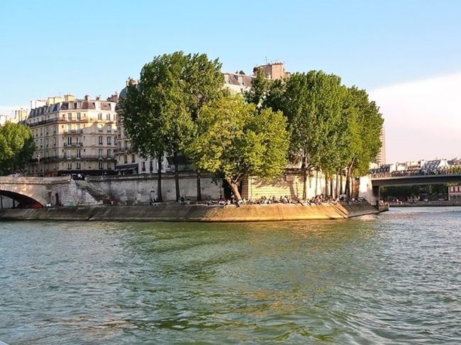 Vue de l’Île Saint-Louis, un havre de paix au cœur du 4ᵉ arrondissement de Paris, prisé pour ses biens d’exception par les chasseurs immobiliers.