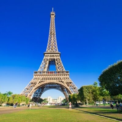 Vue de la Tour Eiffel depuis le Champ de Mars, un symbole emblématique du 7ᵉ arrondissement de Paris.