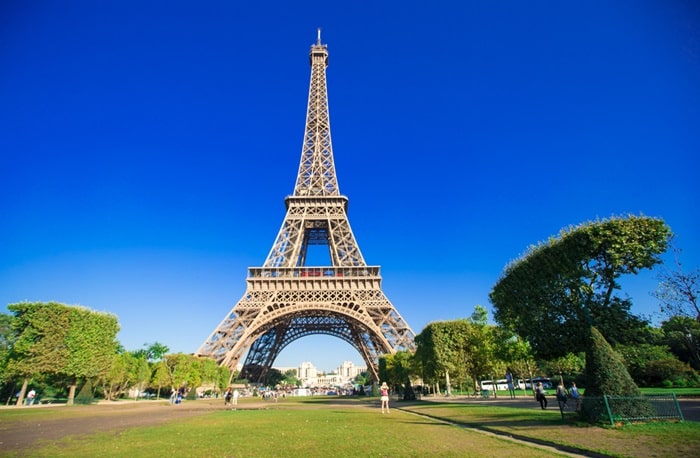 Vue de la Tour Eiffel depuis le Champ de Mars, un symbole emblématique du 7ᵉ arrondissement de Paris.