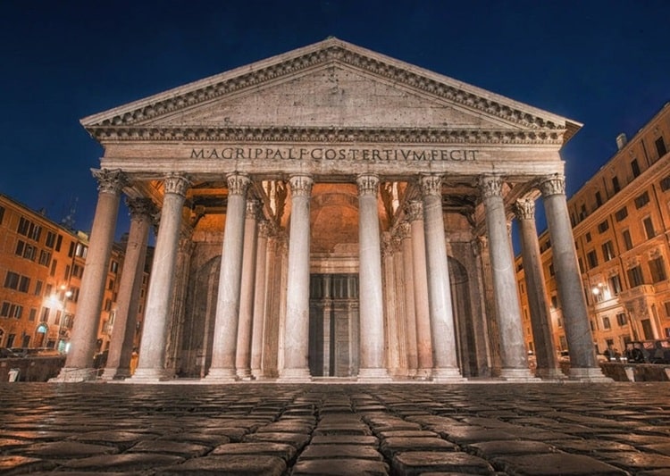Vue nocturne du Panthéon, monument emblématique du 5ᵉ arrondissement de Paris, au cœur du Quartier Latin.